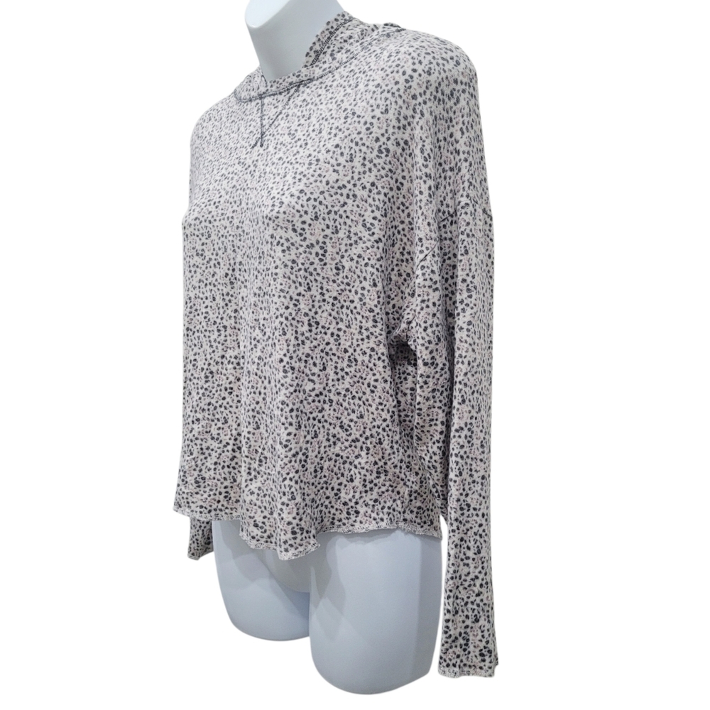 2/$20 Urban Romantics Grey & Pink Hoodie Top Blouse Size: M - Picture 3 of 7